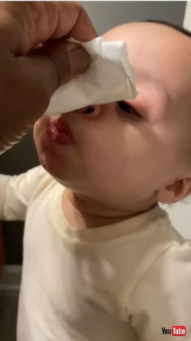 お鼻をちーん！を練習する赤ちゃん