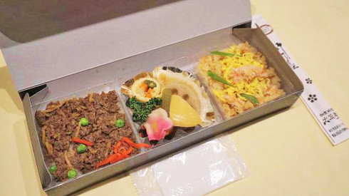 金沢駅の駅弁 特撰日本海かにめしと能登牛しぐれ丼