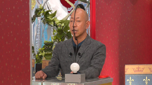 「ここにタイトルを入力」で半身ずつ出演した小峠英二