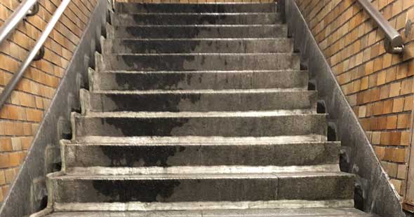 日本人 律儀 よくわかる 写真 雨 階段 くだり のぼり