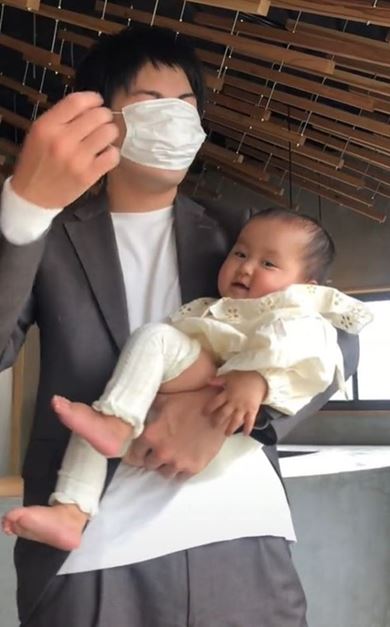 パパにマスクが命中