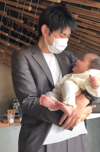 赤ちゃんを見つめるパパ