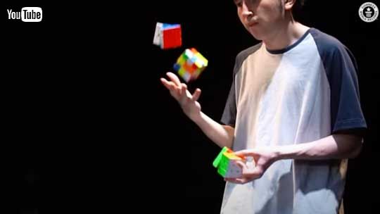 ギネスワールドレコーズ ルービックキューブ ジャグリング 解く 揃える