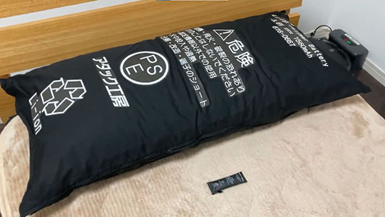 リチウムイオンバッテリーと枕