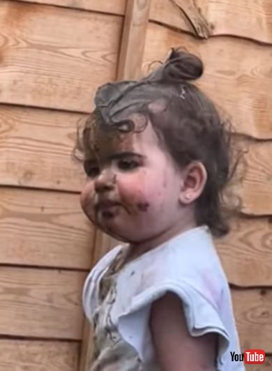 どろんこ遊びが大好きな女の子