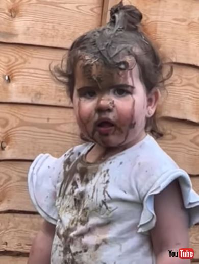 どろんこ遊びが大好きな女の子