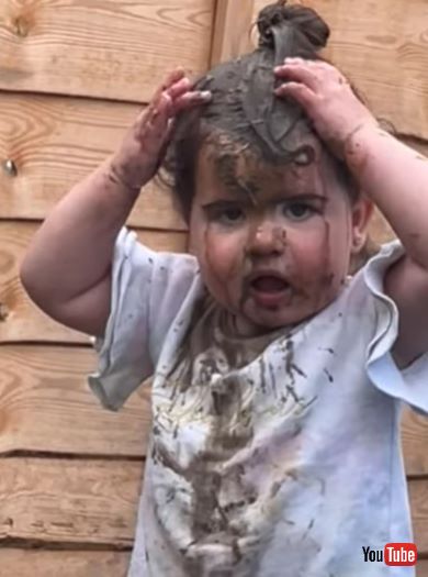 どろんこ遊びが大好きな女の子