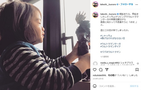 ウルトラマンサーガの人形を持つ次男