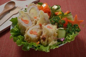 「ちくわサラダ」を切って盛り付けた例