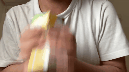 両手でシェイク