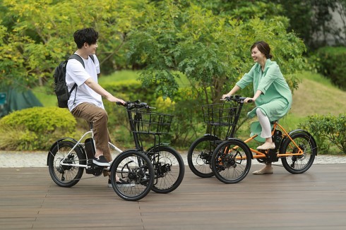 ラインアップは「電動アシスト自転車仕様」と、モーター駆動のみでも走る「フル電動仕様（要普通自動車免許）」