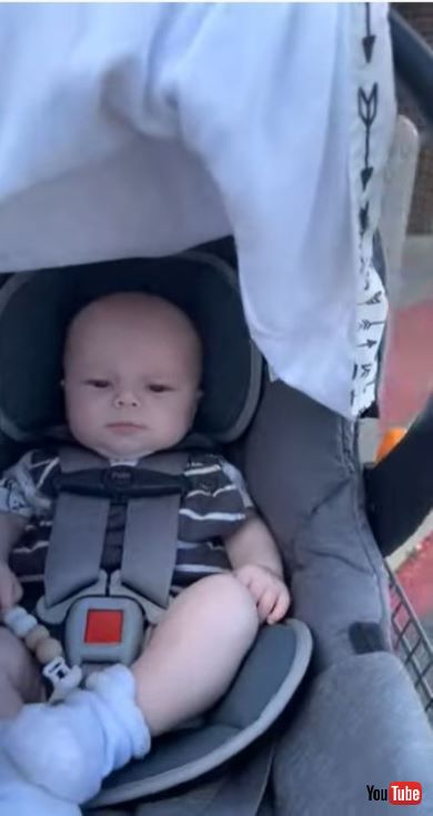 カートの揺れにびっくりする赤ちゃん