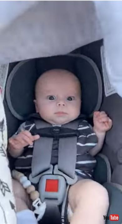 カートの揺れにびっくりする赤ちゃん