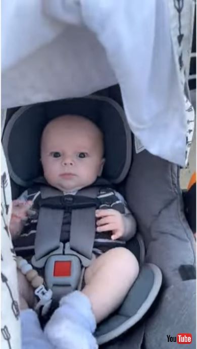 カートの揺れにびっくりする赤ちゃん