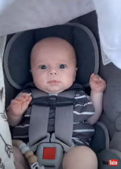 カートの揺れにびっくりする赤ちゃん