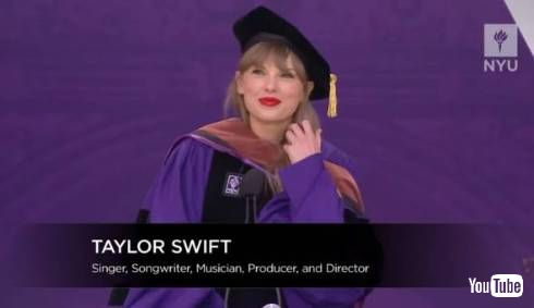 ニューヨーク大学で卒業生にスピーチするテイラー・スウィフト