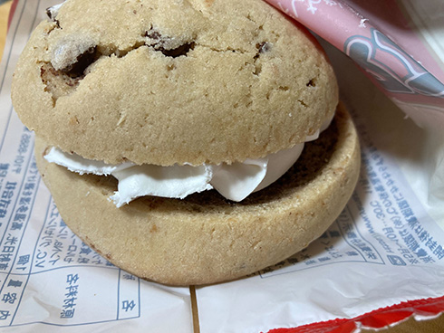 ファミマ限定で突如出現カントリーマアムとミルキーのサンド　「カロリー爆弾」「やりたい放題」と好評の嵐