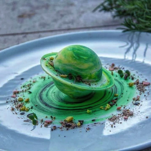 土星を模したデザート