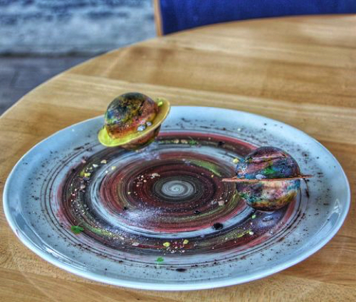 土星を模したデザート