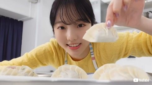 餃子を作る本田真凜