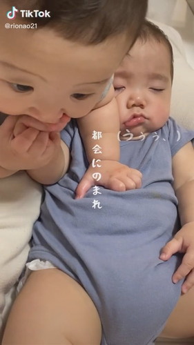 おててを食べる赤ちゃん