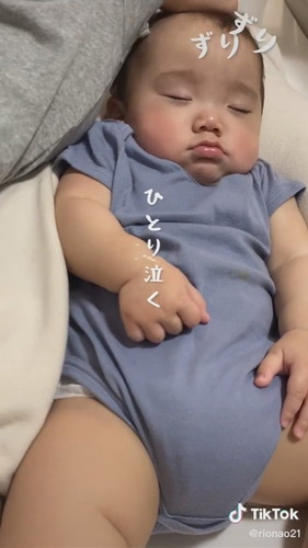 再び手を食べられる赤ちゃん