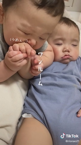 手を食べる赤ちゃん