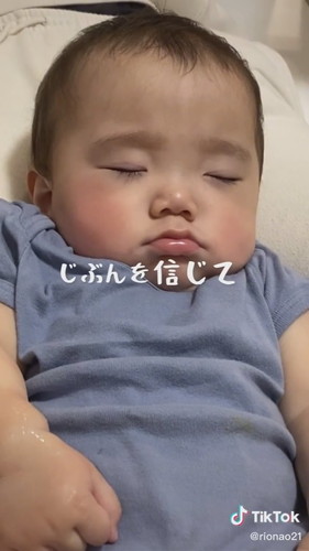 また手を食べられる赤ちゃん