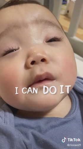 余裕の表情をする赤ちゃん