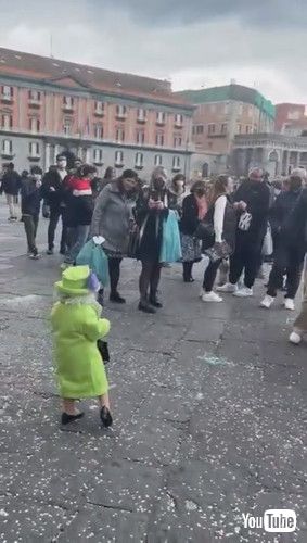 「Little Girl Dresses Like Queen Elizabeth || ViralHog」