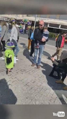 「Little Girl Dresses Like Queen Elizabeth || ViralHog」