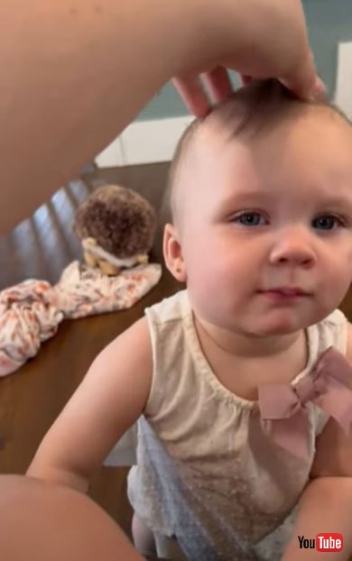 頭皮マッサージをする赤ちゃん