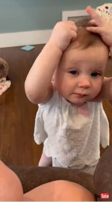 頭皮マッサージをする赤ちゃん