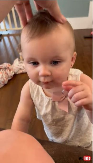 頭皮マッサージをする赤ちゃん