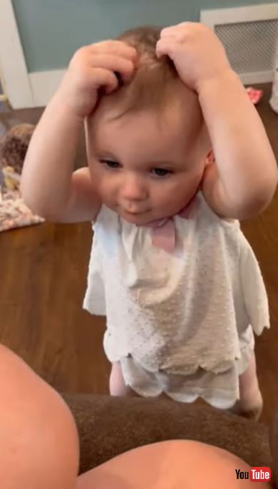 頭皮マッサージをする赤ちゃん