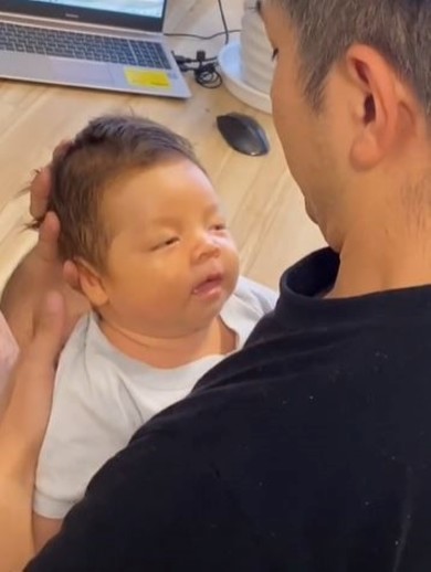 眠気が限界の赤ちゃんの画像