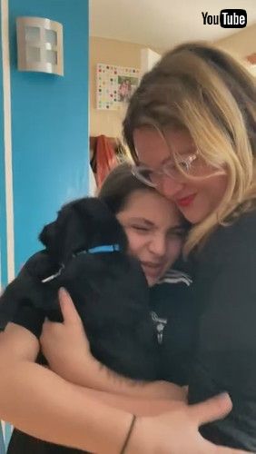 ママに感謝の言葉を伝える女の子