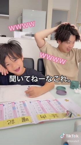 書き順を教えるパパと聞いてない息子