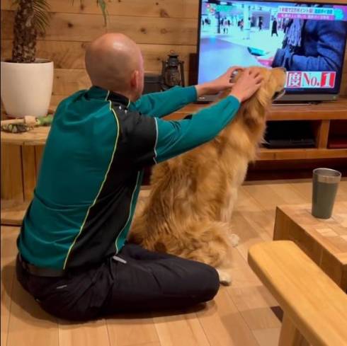 頭をマッサージするお父さん