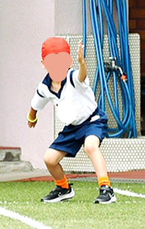 スタートラインに立つ子ども（3人目）