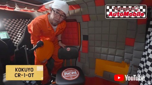 完成した移動レコーディングスタジオを紹介する奥田さん