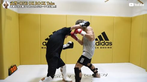 武尊にパンチを食らわせるTaka