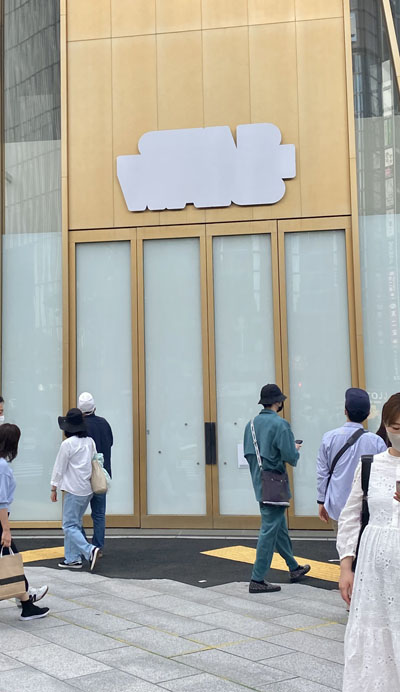 卸売 輪郭に見覚えがありすぎる謎の看板が東急プラザ銀座に出現 「何 SF・ファンタジー・ホラー