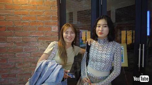 娘にダンスステージの感想を伝える新山千春