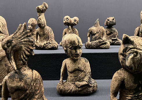 禍々しい136体の妖怪像　学芸員が「なんのために作れられたのか不明」「類例は見つからず」と語る造形物が謎すぎるが魅力的