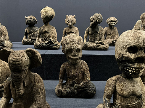 禍々しい136体の妖怪像　学芸員が「なんのために作れられたのか不明」「類例は見つからず」と語る造形物が謎すぎるが魅力的