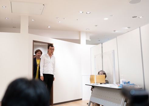 一瞬不安そうな表情を浮かべる高木さん