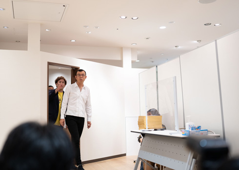 参加者の方を指す池谷さん