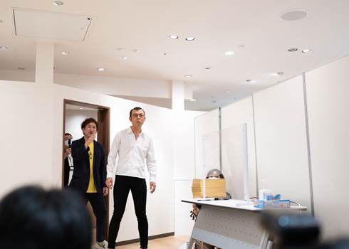 参加者のいる方を確認する高木さん