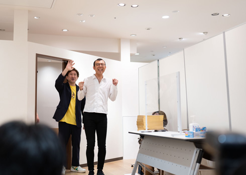 たくさんの参加者がいることを確認し笑顔のジョイマン